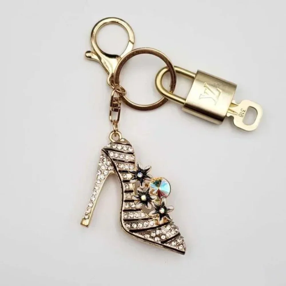 Authentic LV Gold Padlock & Key 🔑 Designer Bag Charm w/ Unbranded Shoe Keychain - Picture 2 of 7